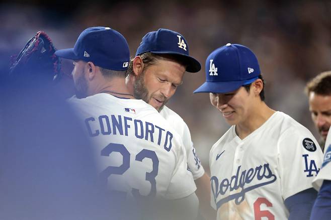 <yonhap photo-4011=""> 김혜성이 팀 슈퍼스타 클레이튼 커쇼가 3000탈삼진을 달성한 순간, 선발 2루수 수비를 마치고 더그아웃으로 들어와 그와 포옹을 나눴다. Ronald Martinez/Getty Images/AFP (Photo by RONALD MARTINEZ / GETTY IMAGES NORTH AMERICA / Getty Images via AFP)/2025-07-03 13:21:46/ <저작권자 ⓒ 1980-2025 ㈜연합뉴스. 무단 전재 재배포 금지, AI 학습 및 활용 금지></yonhap>