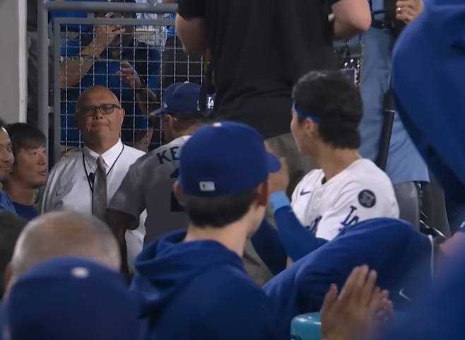 다시 커쇼를 향해 박수를 치고 있는 김혜성. MLB닷컴 유튜브 채널 캡처.