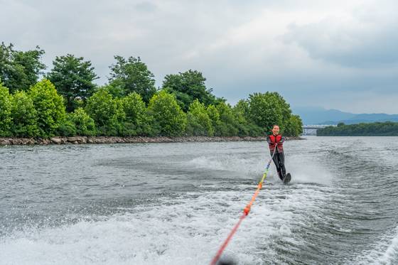 수면이 잔잔한 의암호는 수상스키를 즐기는 데 최적의 환경을 갖췄다. 백종현 기자