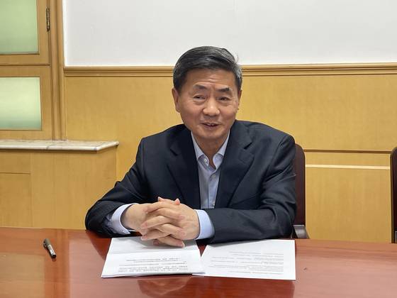 4일 베이징 사회과학원 회의실에서 리샹양(李向陽·사진) 중국 사회과학원 직속 아·태 글로벌전략연구원(NIIS) 원장이 중앙일보와 인터뷰에서 이재명 정부의 한·중 관계를 전망하고 있다. 신경진 기자