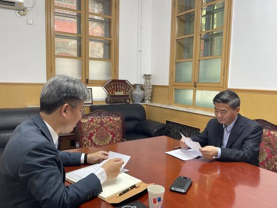 4일 베이징 사회과학원에서 리샹양(李向陽·오른쪽) 중국 사회과학원 직속 아·태 및 글로벌전략연구원(NIIS) 원장이 본지와 인터뷰를 하고 있다. 신경진 기자