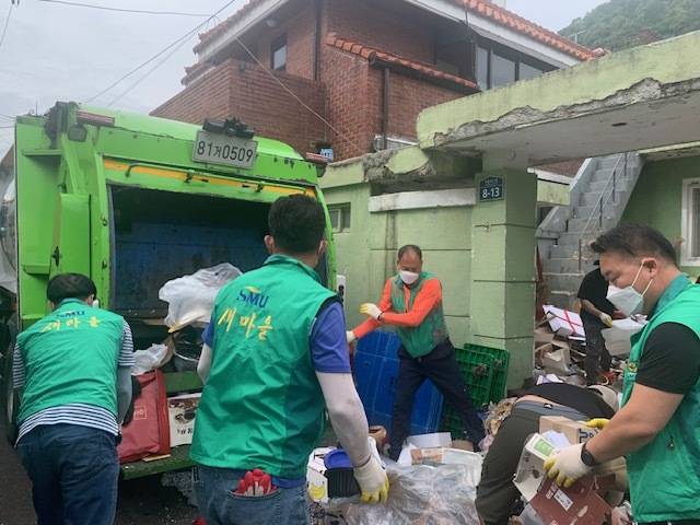 대구 수성구과 수성구새마을협의회가 함께 저장강박 가구를 찾아 대규모 환경 개선 작업을 실시했다. 뉴스1