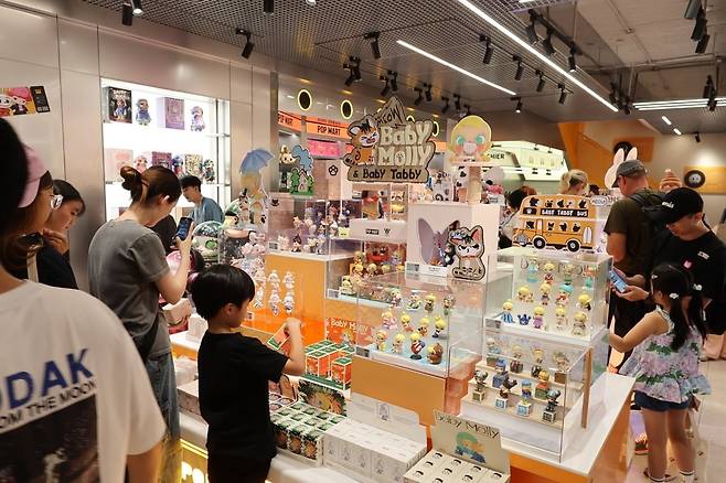 명동 팝마트 매장에서 캐릭터를 구경하고 있는 방문객들. 고윤상 기자.