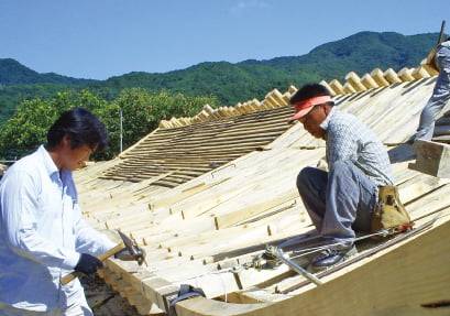 지붕에 서까래를 거는 작업.