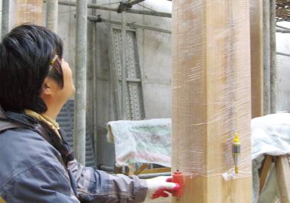 기둥을 수직으로 세우는 작업.