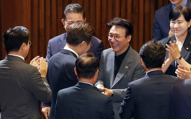 지난달 26일 당시 김민석 국무총리 후보자와 인사하는 이재명 대통령. /사진=연합뉴스