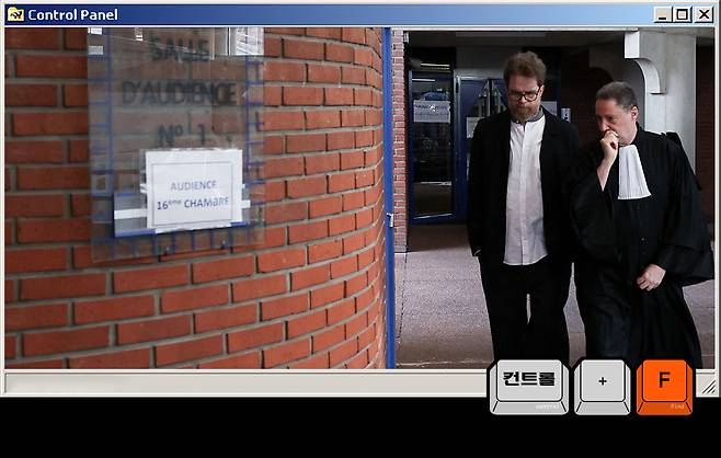 직원을 상대로 괴롭힘·성희롱·성폭력을 가한 혐의를 받는 유비소프트 전직 임원 토미 프랑수아(왼쪽)가 지난달 2일(현지시간) 프랑스 보비니 법원에 변호인과 함께 들어서고 있다. AFP연합뉴스