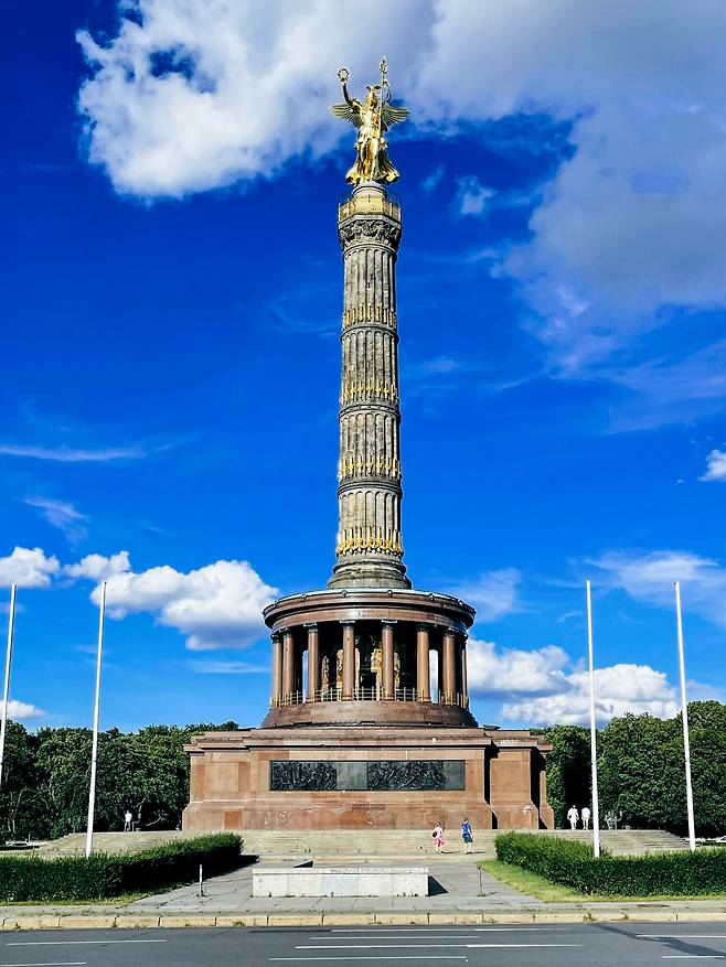 티어가르텐 공원 한가운데 우뚝 솟은 베를린 전승탑. 무엇을 기억하는가는 결국 현재를 살아가는 인간의 몫이다. ⓒ레나
