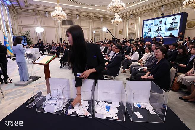 질문자 추첨 3일 청와대 영빈관에서 열린 이재명 대통령 취임 30일 기자회견에서 한 기자가 질문권을 추첨하기 위해 추첨함에서 질문할 기자의 명함을 뽑고 있다. 김창길 기자 cut@kyunghyang.com
