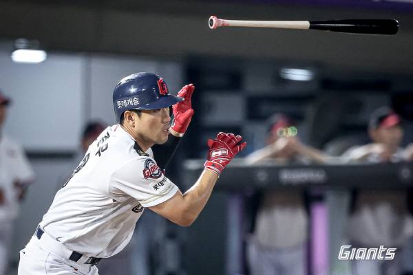 지난 2일 LG전에서 롯데 전준우가 6회 안타를 친 뒤 타구를 응시하고 있다. 롯데 자이언츠 제공