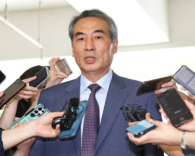 Special prosecutor Min Joong-ki speaks to reporters at his office in Seocho-gu, southern Seoul, Tuesday. (Yonhap)