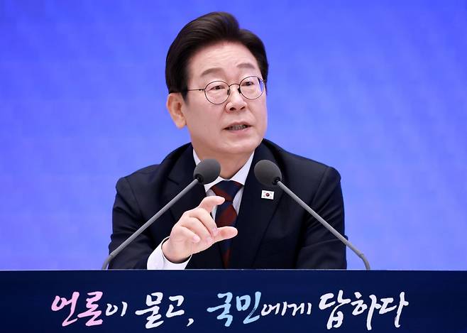 이재명 대통령이 3일 청와대 영빈관에서 열린 '대통령의 30일, 언론이 묻고 국민에게 답하다' 기자회견에서 취재진의 질문에 답하고 있다. 연합뉴스