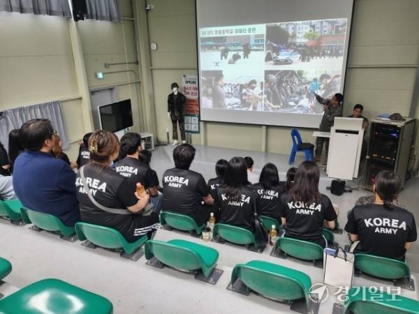 안보활동 중 부대관련 영상을 시청하고 있다. 박화선기자