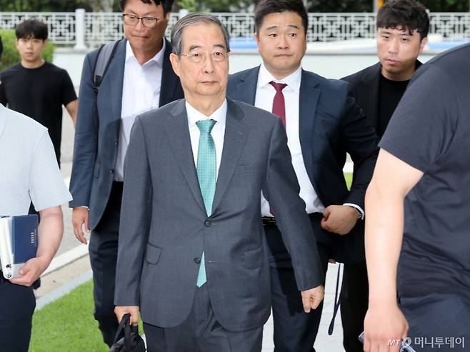 (서울=뉴스1) 이동해 기자 = 한덕수 전 국무총리가 2일 서초구 서울고등검찰청에 마련된 내란 특검 사무실에 조사를 받기 위해 출석하고 있다. 2025.7.2/뉴스1 Copyright (C) 뉴스1. All rights reserved. 무단 전재 및 재배포, AI학습 이용 금지. /사진=(서울=뉴스1) 이동해 기자