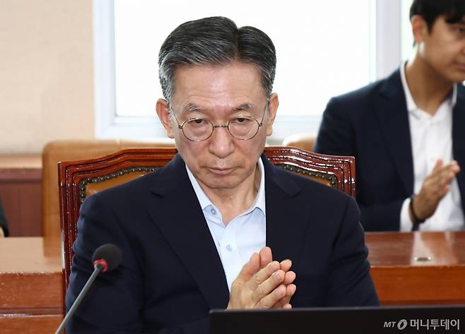 법무부 장관 후보자인 정성호 더불어민주당 의원이 2일 서울 여의도 국회에서 열린 기획재정위원회 전체회의에서 출석, 손뼉을 치고 있다. 2025.7.2/사진=뉴스1 /사진=(서울=뉴스1) 김민지 기자