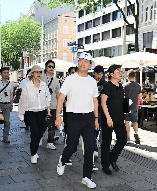 오세훈 서울시장은 지난 1일(현지시간) 거리 전체를 하나의 '공공디자인 브랜드'로 구현한 오스트리아 수도 빈의 '마리아힐퍼 거리(Mariahilfer Strasse)'를 방문했다/사진=서울시