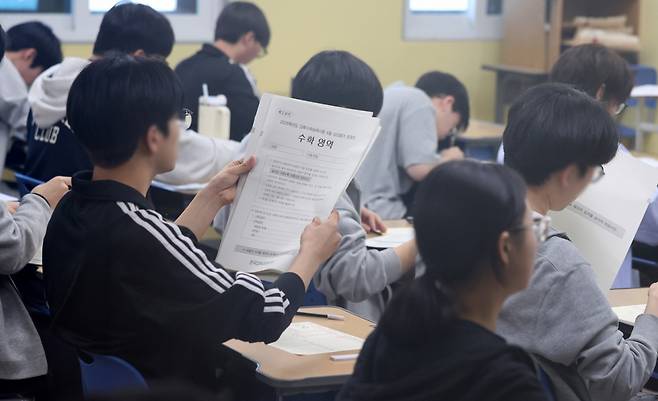 재수생들이 2026학년도 대학수학능력시험 6월 평가원 모의고사 시행일인 4일 오전 서울 양천구 종로학원 고사실에서 시험지를 배부받고 있다. /사진=뉴스1