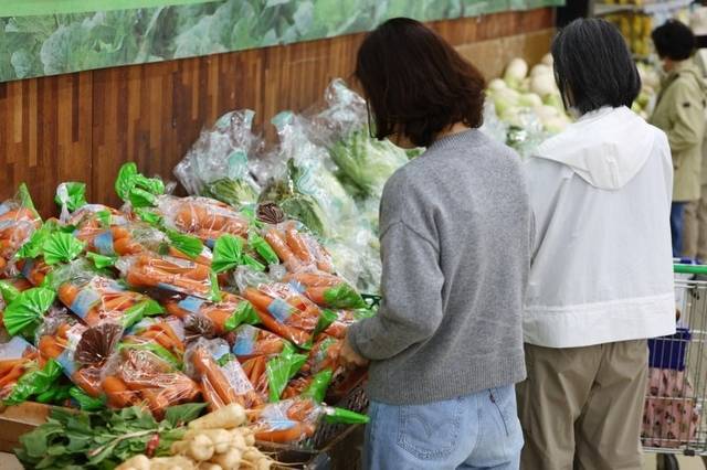 서울 서초구 하나로마트 양재점에서 시민들이 당근, 배추 등 농산물을 고르고 있다. 연합뉴스
