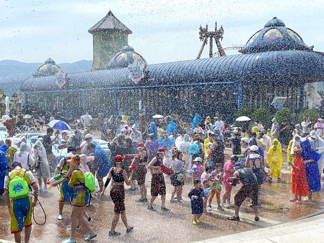 지난달 26일 롯데월드 어드벤처 부산에서는 여름 시즌을 맞아 다채로운 워터 콘텐츠를 마련해 시민들에게 선보이고 있다. 롯데월드 어드벤처 부산 제공 및 뉴시스