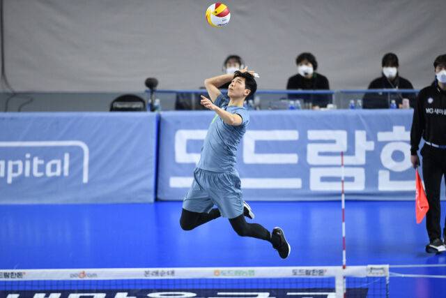 서브를 구사하는 박주형./KOVO