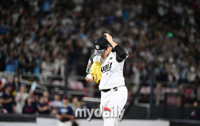 2025년 6월 11일 오후 경기도 수원시 KT위즈파크에서 '2025 신한 SOL뱅크 KBO 리그' 롯데 자이언츠와 KT위즈의 경기가 열렸다. KT 박영현이 8회말 2사 만루서 롯데 레이예스에게 2타점 역전타를 맞은 뒤 허탈해하고 있다/마이데일리