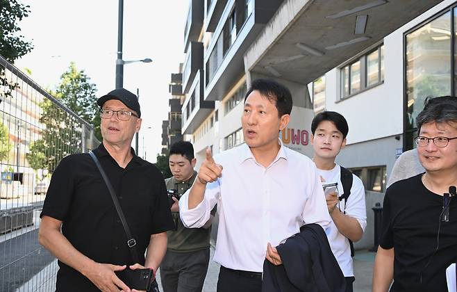 오세훈 서울시장이 2일(현지시간) 청년주택 ‘융에스 보넨’의 기숙사 운영 현황을 듣고 있다.