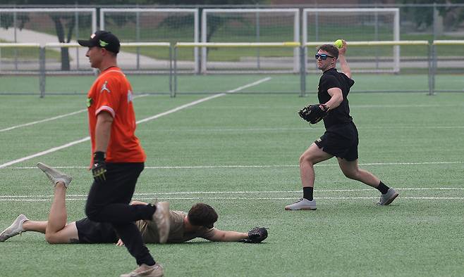 6월 11일 경기도 동두천시 캠프 케이시에서 열린 미2사단/한미연합사단 카투사 친선주간에서 한미 장병이 소프트볼을 즐기고 있다. 연합뉴스