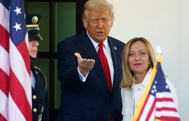 지난 4월 미국 백악관을 방문한 조르자 멜로니 이탈리아 총리(오른쪽)가 도널드 트럼프 대통령과의 정상회담에 앞서 기념촬영을 하며 다정한 포즈를 취하고 있다. EPA연합뉴스