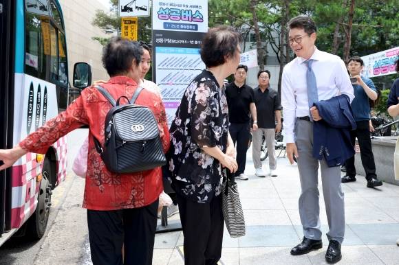 정원오(오른쪽) 서울 성동구청장이 지난 1일 왕십리역 인근 버스 정류장에서 성공버스를 이용하는 주민과 인사하고 있다. 성동구 제공