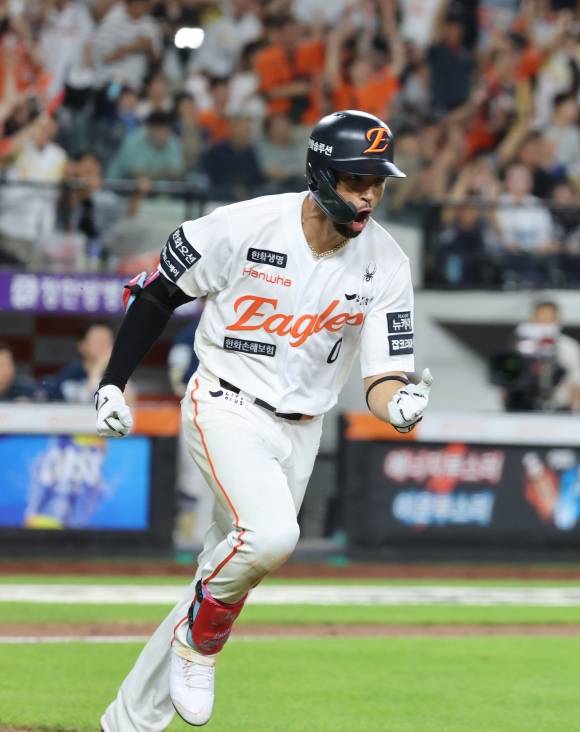 프로야구 한화 이글스의 루이스 리베라토가 지난 1일 대전 한화생명볼파크에서 열린 2025 KBO리그 정규시즌 NC 다이노스와의 홈 경기에서 8회 말 동점 적시타를 친 뒤 포효하고 있다. 대전 뉴스1