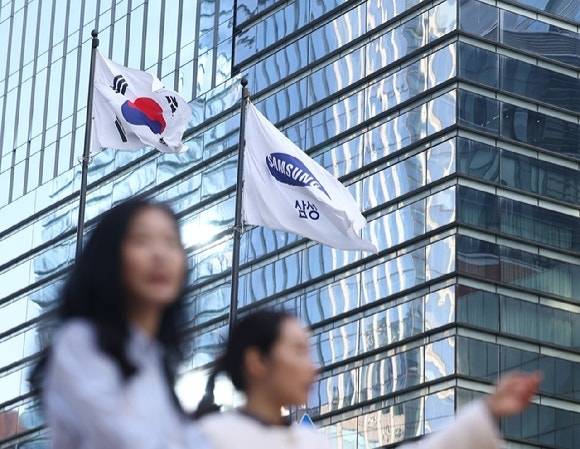 삼성전자 서초사옥에서 직원들이 나오는 모습. 연합뉴스