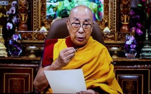 2일 인도 히말라야 산악지역 다람살라에서 열린 고위급 티베트 불교 종교회의에서 티베트의 정신적 지도자인 달라이 라마가 영상으로 연설을 하고 있다. 로이터 뉴스1