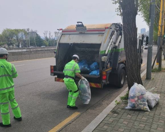 서울 구로구 환경미화원들이 생활 폐기물을 수거하고 있다. 구로구 제공