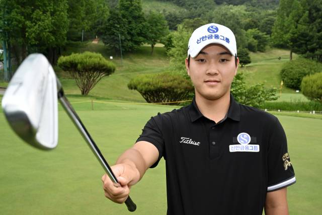 골프 클럽을 들고 포즈를 취한 김민수.