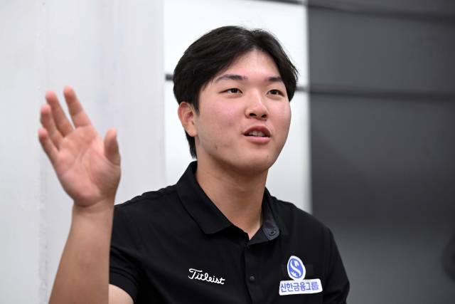 서울경제 골프먼슬리와 인터뷰를 하고 있는 김민수.