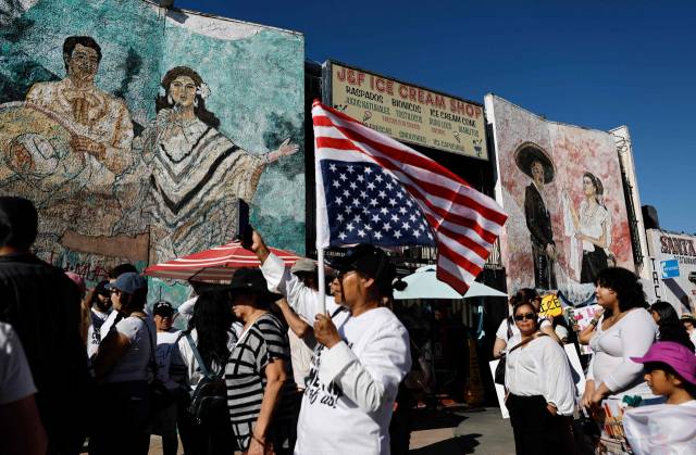 이달 1일(현지 시간) 미국 캘리포니아 로스앤젤레스에서 미국 이민세관단속국(ICE)에 반대하는 시위가 펼쳐지고 있다. AFP연합뉴스