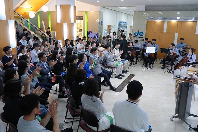 김광수 제주도교육감이 취임 3주년을 맞아 본청 중앙홀에서 전 직원과 대화의 시간을 가지고 있다. ⓒ제주도교육청 제공