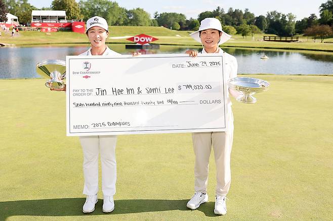 다우 챔피언십에서 데뷔 첫 우승을 거둔 임진희(왼쪽)-이소미. 게티이미지코리아