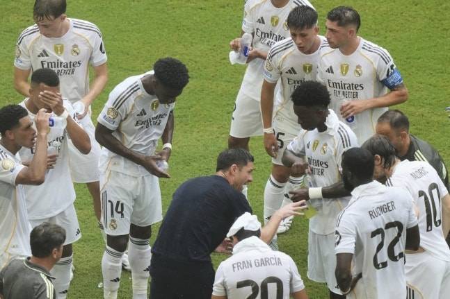 물을 마시며 사비 알론소 감독 전달사항을 듣는 레알 선수들. AP연합뉴스