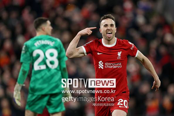 ▲ 영국 공영방송 'BBC'는 3일(한국시간) 스페인 매체의 보도를 인용해 "리버풀의 공격수 디오고 조타가 교통사고로 사망했다. 그는 불과 28세이며, 스페인 사모라 주에서 사고가 발생했다. 조타의 동생인 안드레 조타도 사망했다. 안드레 조타는 포르투갈 2부 리그 소속의 페나피엘에서 뛰는 중이다"라고 전했다.