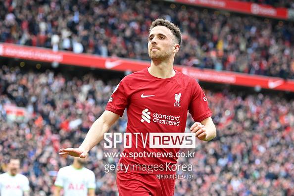 ▲ 영국 공영방송 'BBC'는 3일(한국시간) 스페인 매체의 보도를 인용해 "리버풀의 공격수 디오고 조타가 교통사고로 사망했다. 그는 불과 28세이며, 스페인 사모라 주에서 사고가 발생했다. 조타의 동생인 안드레 조타도 사망했다. 안드레 조타는 포르투갈 2부 리그 소속의 페나피엘에서 뛰는 중이다"라고 전했다.