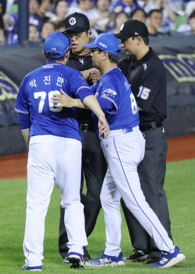 박진만 삼성 감독(왼쪽)이 2일 잠실 두산전 7회말 김선수 3루심(왼쪽에서 2번째)에게 항의하고 있다. /사진=김진경 대기자