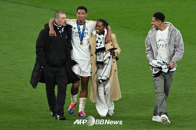 지난해 유럽축구연맹(UEFA) 챔피언스리그 레알 마드리드와 도르트문트 경기를 마친 뒤 벨링엄 형제 가족들. 왼쪽 두 번째가 주드 벨링엄, 오른쪽은 당시 선덜랜드 소속이던 조브 벨링엄. /AFPBBNews=뉴스1