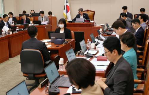 3일 서울 여의도 국회에서 열린 법제사법위원회 전체회의에서 더불어민주당 소속 이춘석 위원장이 의사봉을 두드리고 있다. 연합뉴스