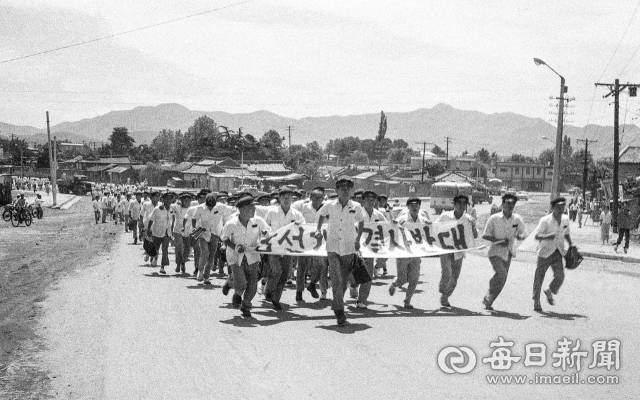 1969년 7월 9일 기말시험을 치른 오전 11시 15분 쯤 거리로 나온 경북고 학생 5백여 명이
