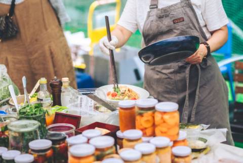 지난달 22일 부산 수영구 남천동 골프연습장 에브리싱글 골프앤라이프 에서 제2회 빵타스틱 마켓이 열리고 있다. 시선커뮤니케이션 제공