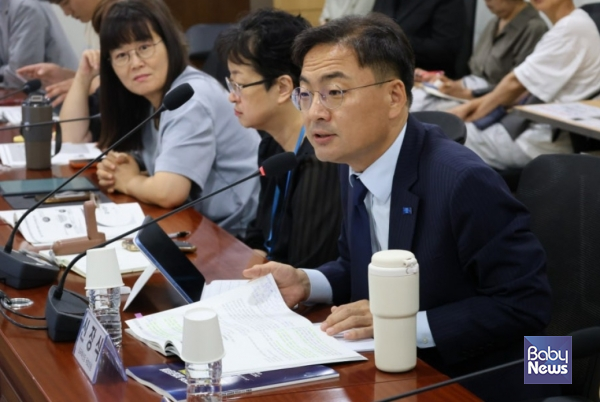 조국혁신당 신장식 의원과 더불어민주당 박주민·남인순 의원, 전국장애인부모연대가 3일 오전 10시 국회의원회관 제9간담회의실에서 개최한 '발달지연·발달장애 아동 치료비 보장체계 개선을 위한 토론회'에서 신장식 의원이 발언하고 있다. ⓒ신장식 의원실