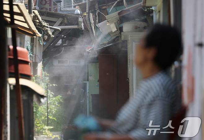 서울 영등포구 영등포쪽방촌 골목에 폭염 대비용 쿨링포그가 가동되고 있다. 2025.6.23/뉴스1 ⓒ News1 오대일 기자