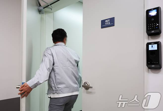 윤석열 전 대통령 배우자 김건희 여사 의혹을 수사하는 민중기 특별검사팀이 3일 오전 서울 종로구 삼부토건에 대한 압수수색에 돌입한 가운데 사무실로 직원이 들어가고 있다. 2025.7.3/뉴스1 ⓒ News1 장수영 기자