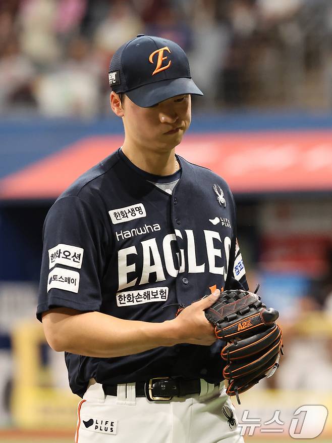 9일 오후 서울 구로구 고척스카이돔에서 열린 프로야구 '2025 신한 SOL뱅크 KBO리그' 한화 이글스와 키움 히어로즈의 경기 4회말 2사 주자없는 상황에서 한화 선발 엄상백이 강판되고 있다. 2025.5.9/뉴스1 ⓒ News1 황기선 기자